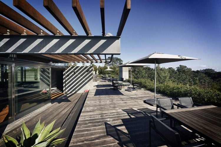 terrassenuberdachung-holz-wetterschutz-modern-verglasung-panoramafenster-ausblick-ausblick-natur