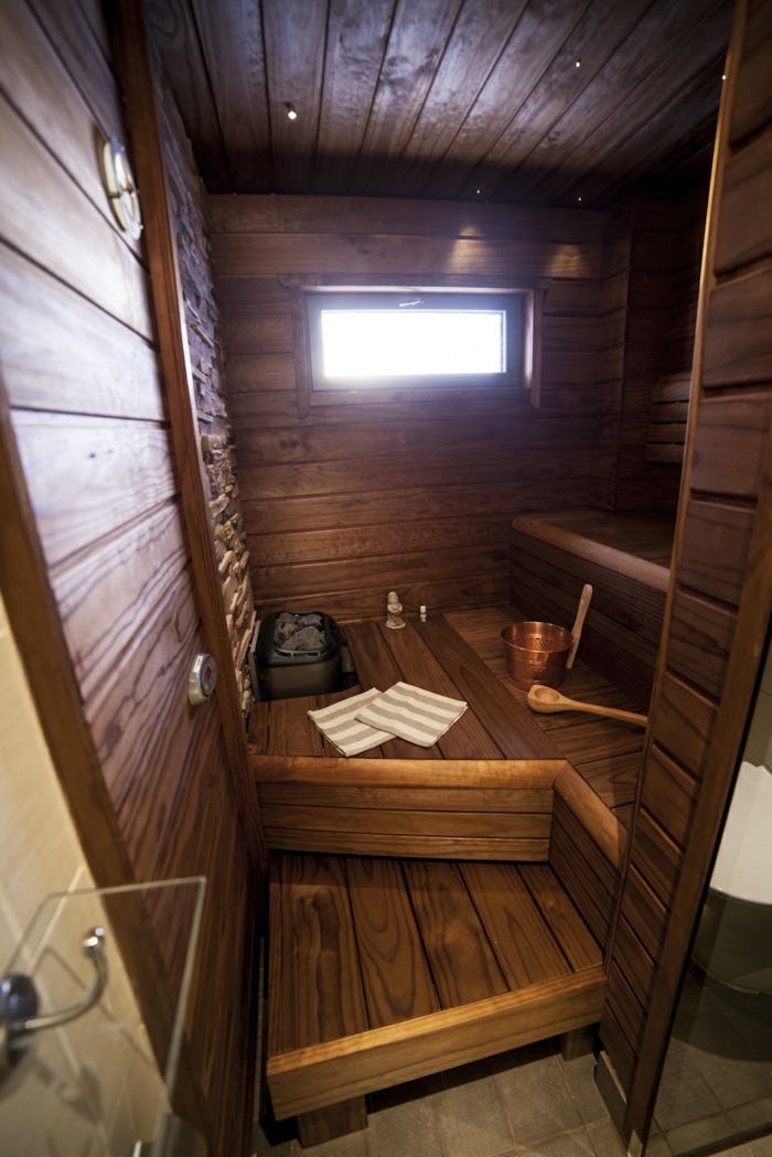 urlaub eagles suite sauna holz dunkel entspannen luxus