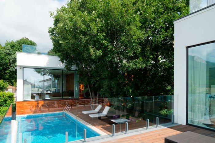 villa design pool holz boden liegestühle fenster