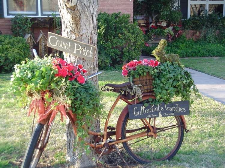 vorgartengestaltung-ideen-dekorieren-altes-fahrrad-pflanzen-vintage