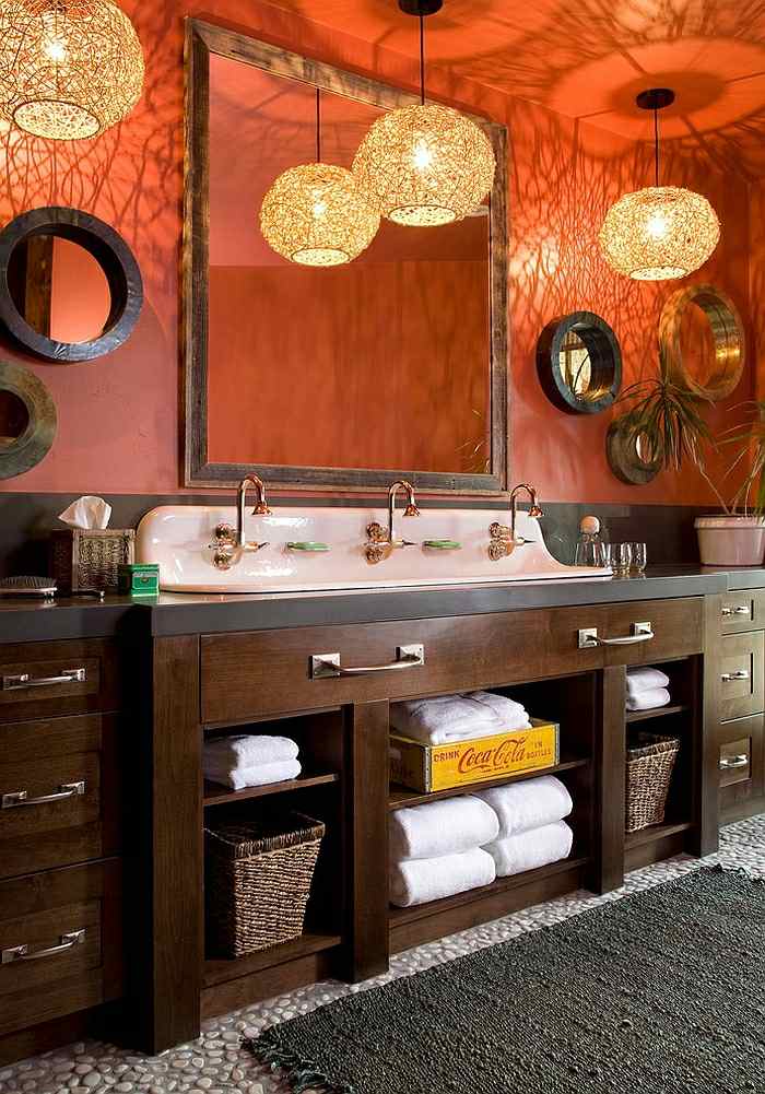 wand orange badezimmer konsole holz dunkel hängeleuchten spiegel