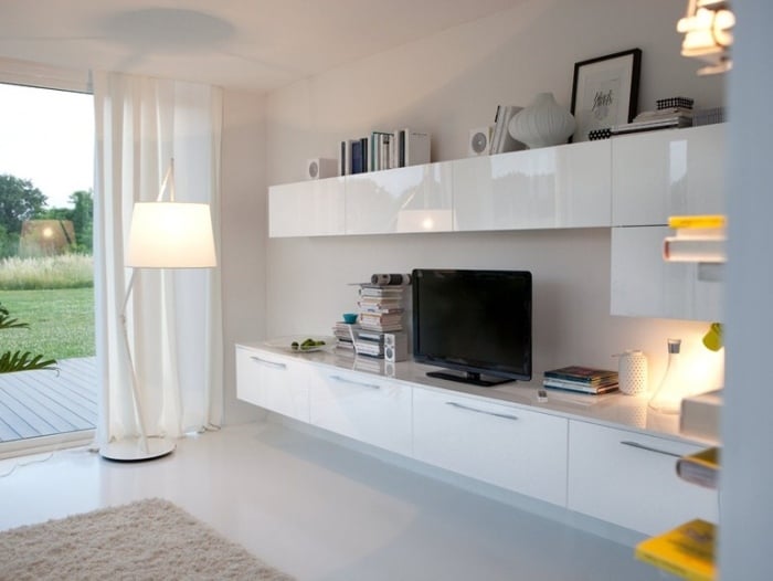 wandhängende-weiße-Wohnwand-in-Hochglanz-TV-Board-MAURA-Cucine-Lube