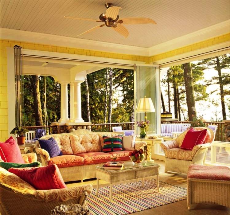 wohnen veranda sofa sessel teppich streifen warme farben