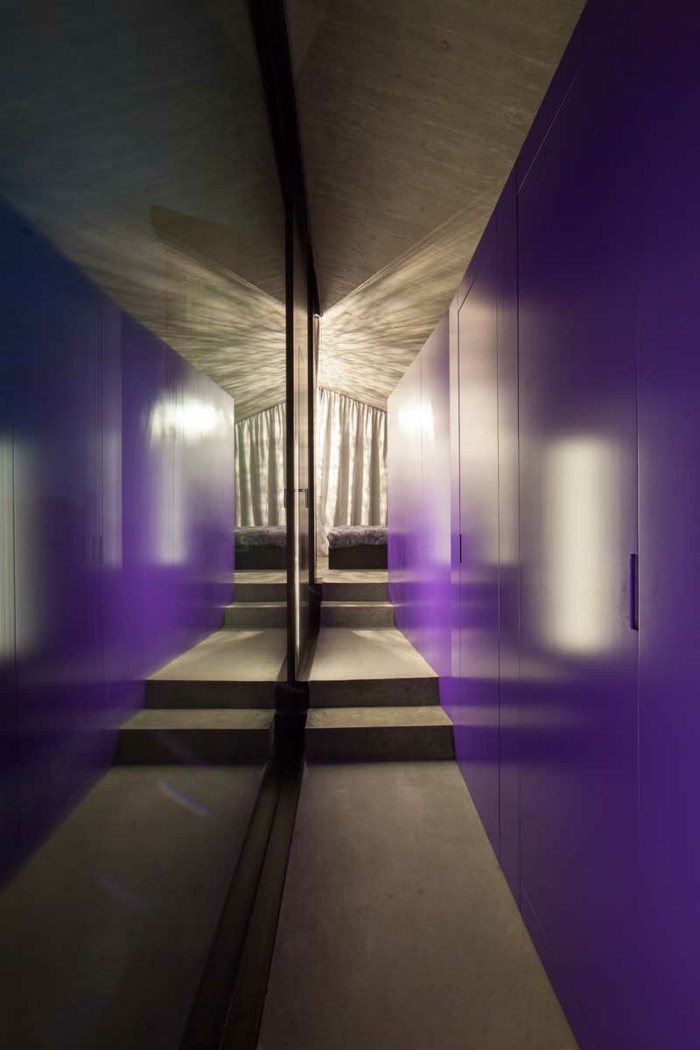 wohnhaus flur schrank lila schlafzimmer stufen moderne architektur