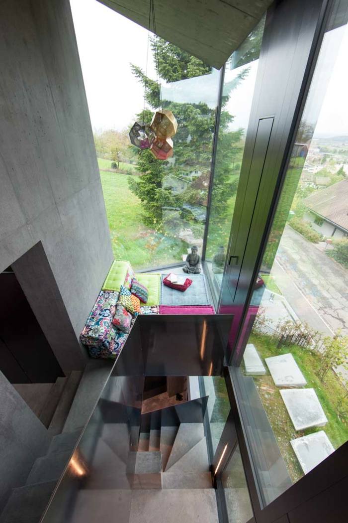 wohnhaus zürich treppe beton leseecke bunt polster kissen