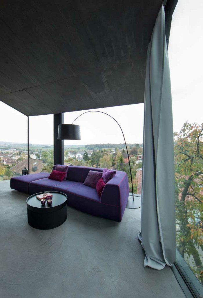 wohnzimmer modern lila couchtisch sofa vorhänge grau