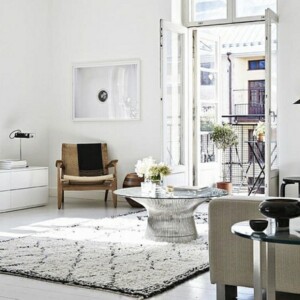 wohnzimmer skandinavischer stil teppich schwarz weiß sideboard sofa