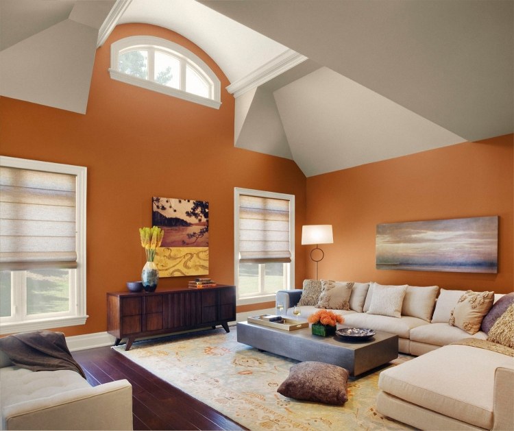 wohnzimmer-wandfarbe-orange-dachschrage-beige-moebel