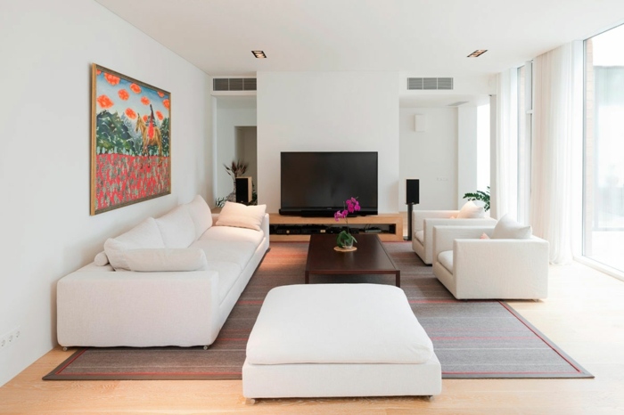 wohnzimmer weiß sofa hocker sitzbereich hell fernseher sideboard