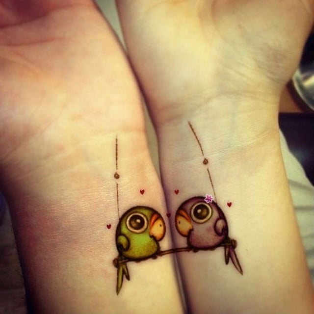 zusammenpassende-Tattoo-Ideen-für-Pärchentattoos-Vogelpaar-bunt-Handgelenk-innen