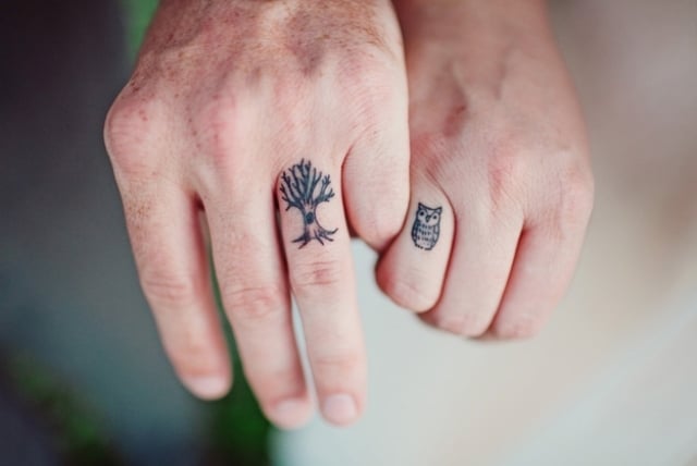 zusammenpassende-finger-Tattoo-Ideen-für-Liebespaare-Baum-Uhu