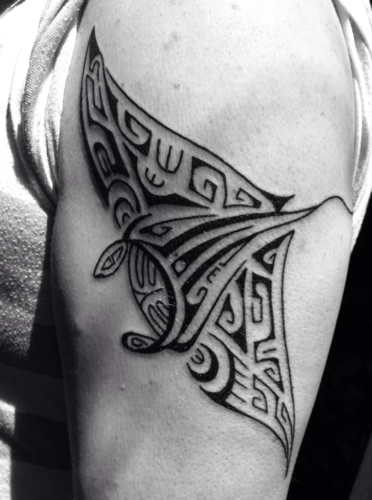 37 Oberarm Tattoo Ideen für Männer Maori und Tribal Motive