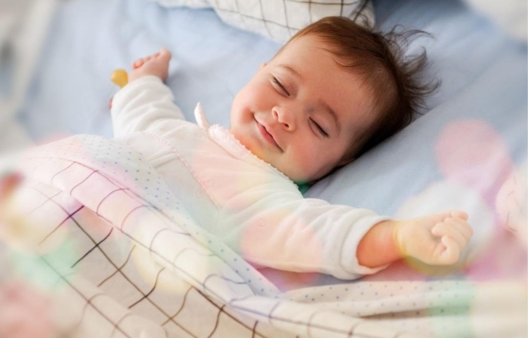 6-monate-altes-baby-schlafen-bett-lacheln wie schlafen Babys