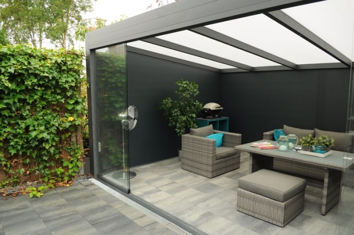 Aluminium-Terrassenüberdachungen-schwarz-günstig-witterungsbeständig-Sonnenschutz