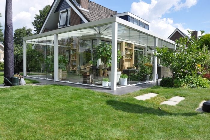 Aluminium-Terrassenüberdachungen-weiss-modern-pulverbeschichtet-Glasabdeckung-matt