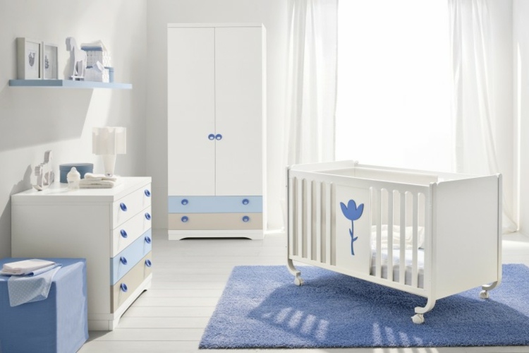 Babybett-Nestchen-Blumenmotive-blau-Teppich