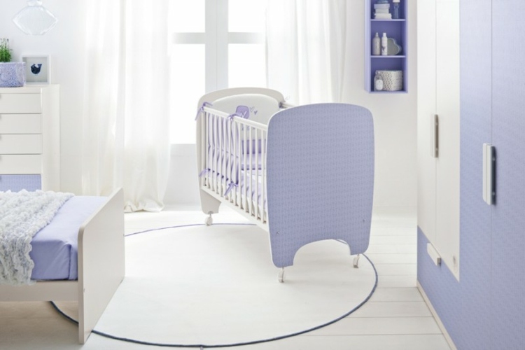 Babybett-Nestchen-lila-Farbe-Rundteppich-Kleiderschrank