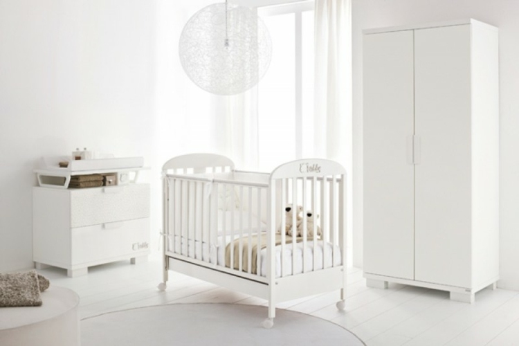 Babybett-Nestchen-weiße-Holzkonstruktion-moderne-Einrichtung