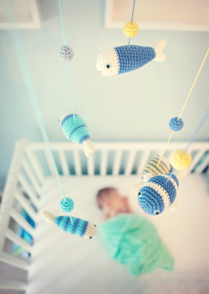 Babyspielzeug-Mobile-gestrickt-bunt-Kinderzimmer-Verzierungen