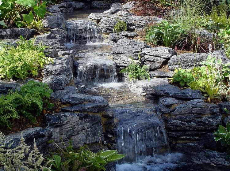 Bachlauf-Garten-Natur-Look-kaskaden-Wasserfall