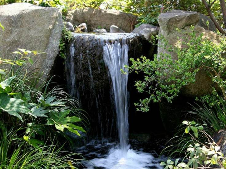 Bachlauf-Gartenteich-Wasserfall-Ideen-Natursteinen-Gestaltung