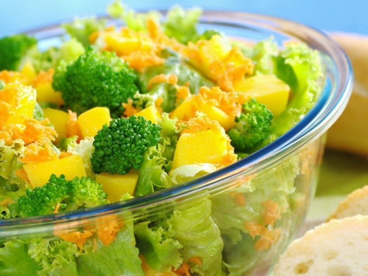 Basische-Ernährung-Salat-essen-Tipps-gesund