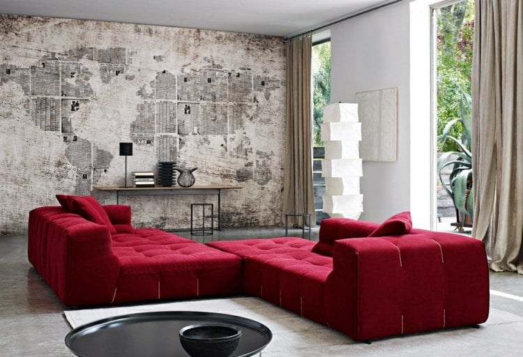 Betonwand-Gestaltung-rotes-Sofa-Landkarte