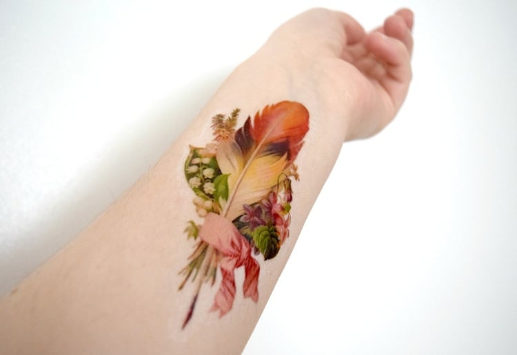 Blumen-Tattoo-Ideen-Arm-Feder-Frauen