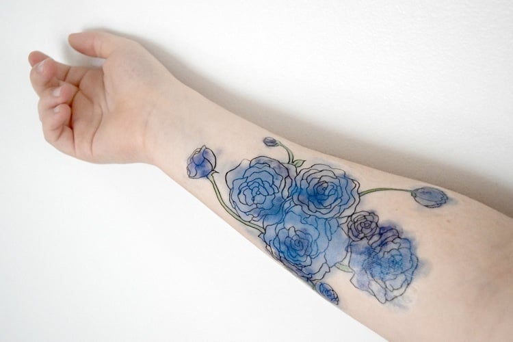 Blumen-Tattoo-Motive-Frauen-Unterarm-Wasserfarben