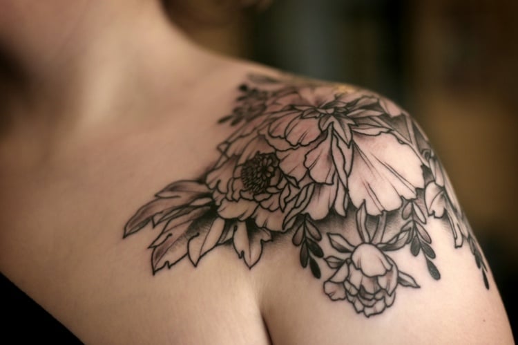 Blumen-Tattoo-Motive-Ideen-Schulter-schwarz