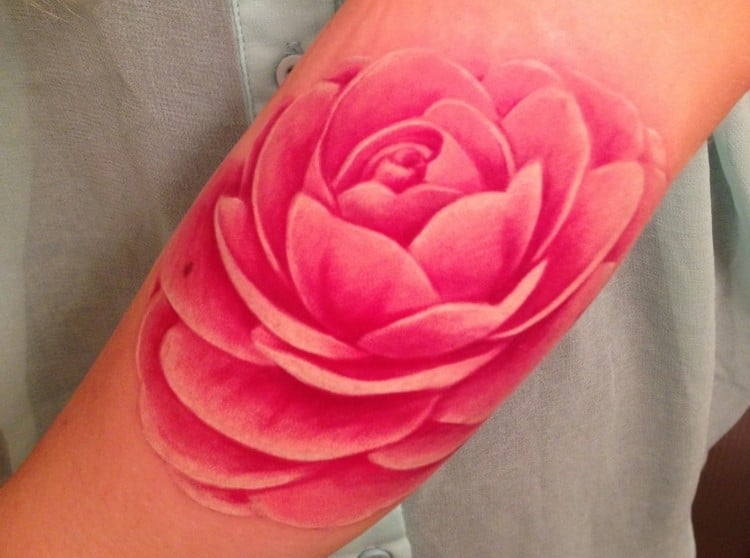 Blumen-Tattoo-Motive-Lotus-Unterarm-Frau