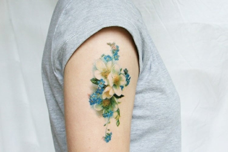 Blumen-Tattoo-Motive-Oberarm-Frauen-Wasserfarbe