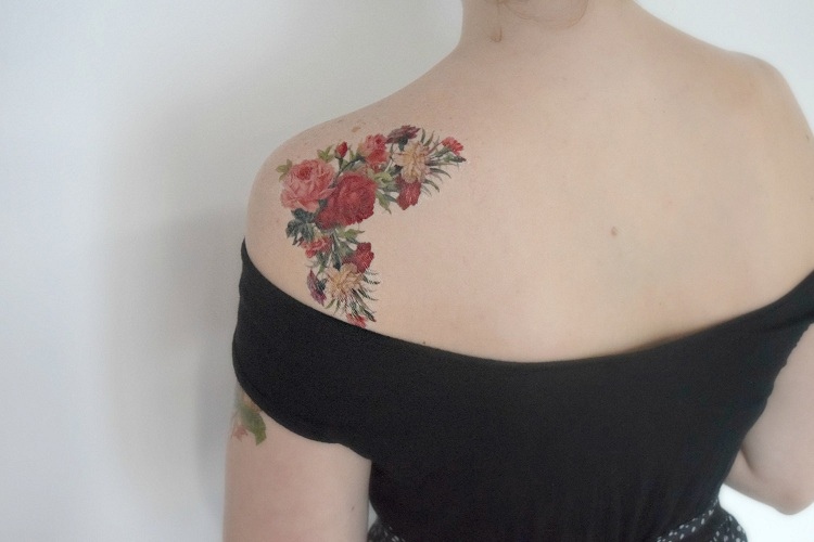 Blumen-Tattoo-Motive-Schulter-Ideen-Frau
