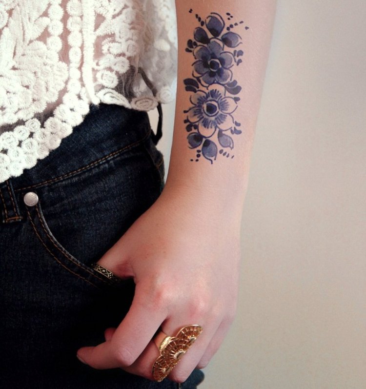 Blumen-Tattoo-Motive-Unterarm-blaue-Designs