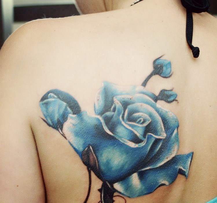 Blumen-Tattoo-Motive-blaue-Rose-Ideen