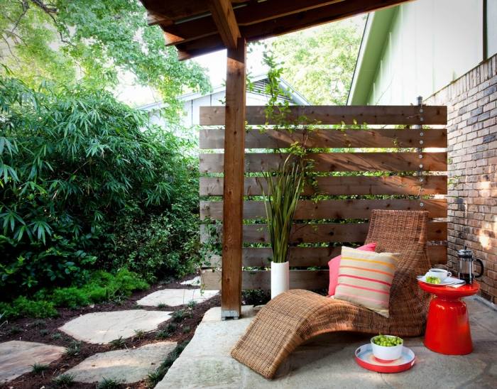 DIY-Sichtschutz-für-Terrasse-Holz-Paravent-bauen-Kübelpflanzen-hochwachsend