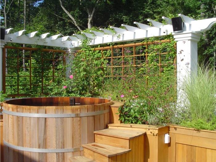 DIY-Sichtschutz-für-Terrasse-Rankgitter-Kletterpflanzen-Whirlpool-Badewanne-im-Garten
