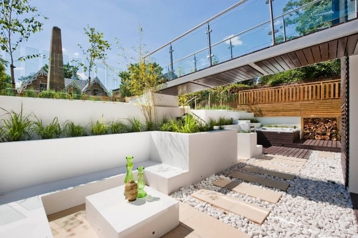 DIY-Sichtschutz-für-Terrasse-ideen-minimalistisch-modern-kieswege-gestalten