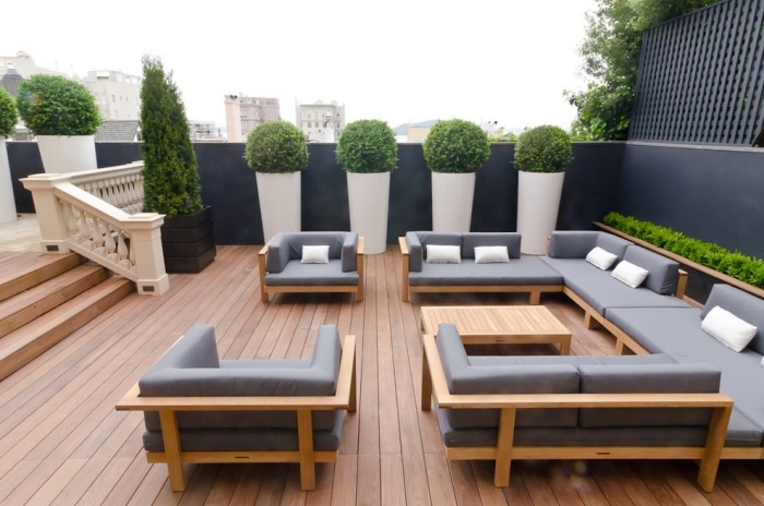 Dachterrasse-DIY-Sichtschutz-für-Terrasse-Lounge-Garnitur-geräumig-Holzbelag