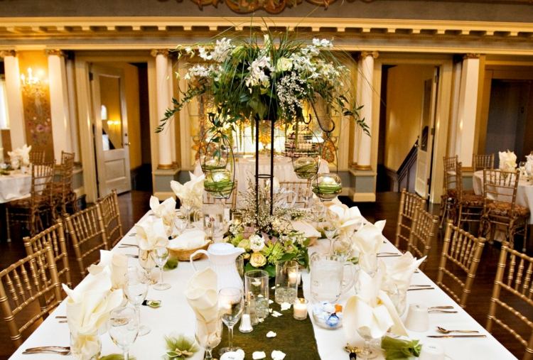 Deko-Hochzeit-Ideen-Blumenstrauss-grüner-Tischläufer-Goldstühle