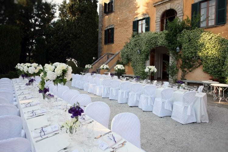 Deko-Hochzeit-Location-Schloss-Tische-weiß-komplett