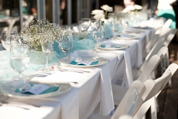 Deko-Hochzeit-himmelblaue-Servietten-Gläser