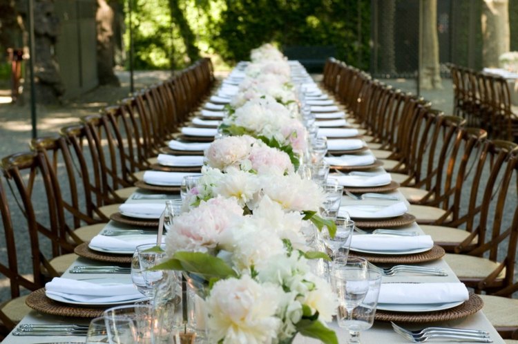Deko-Hochzeit-weiße-Peonien-rustikal-Gartentisch-Ideen