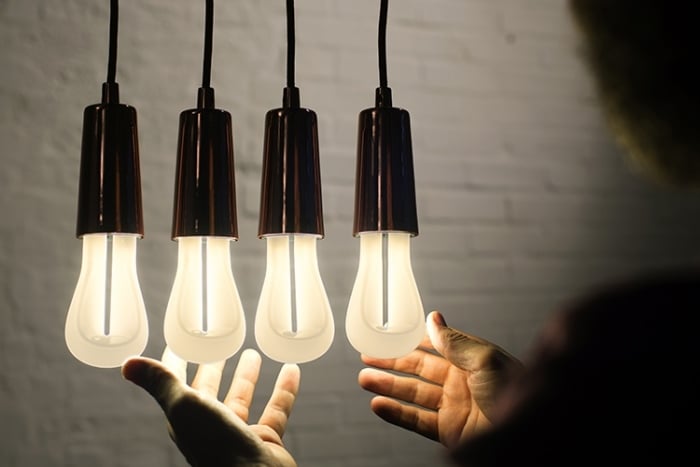 Design-Hängelampen-Glühbirnen-energiesparend-dimmbar-plumen-002-innovative-beleuchtung