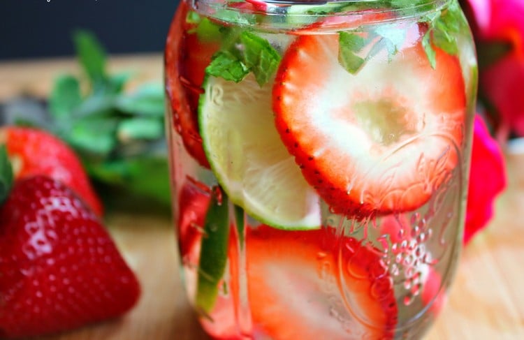Detox-Rezepte-erdbeeren-limetten-wasser