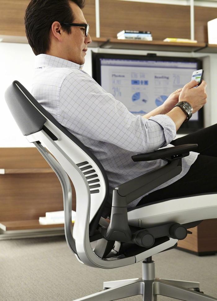Ergonomie-am-Arbeitsplatz-ergonomischer-Bürostuhl-der-mitschwingt