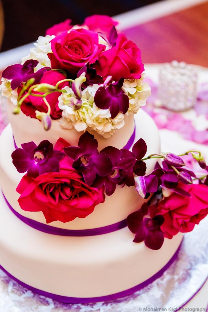 Etagentorte-Hochzeitsdeko-in-Fuchsia-Pink-Violett-Satin-Band-Blumenblüten