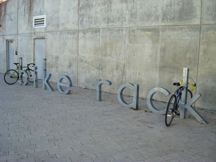 Fahrradständer-Design-Salt-Lake-City-Stadtbibliothek-typografische-Elemente