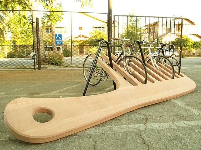 Fahrradständer-Design-riesiger-Kamm-aus-Holz-Hingucker-öffentliche-Räume