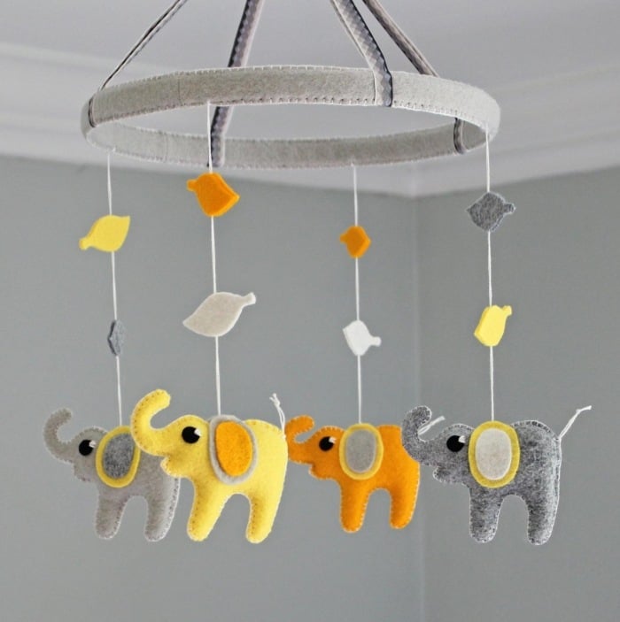 Filz-Mobile-über-dem-Babybett-Elefant-grau-gelb-handgemacht
